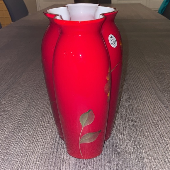 Beautiful Fenton Vase - Picture 4 of 9